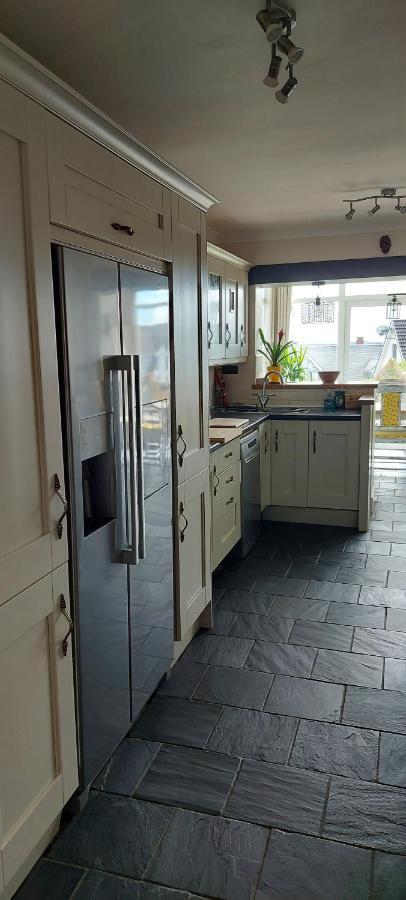 Sea Crest, Beautiful Home In Tenby With Sea Views Buitenkant foto
